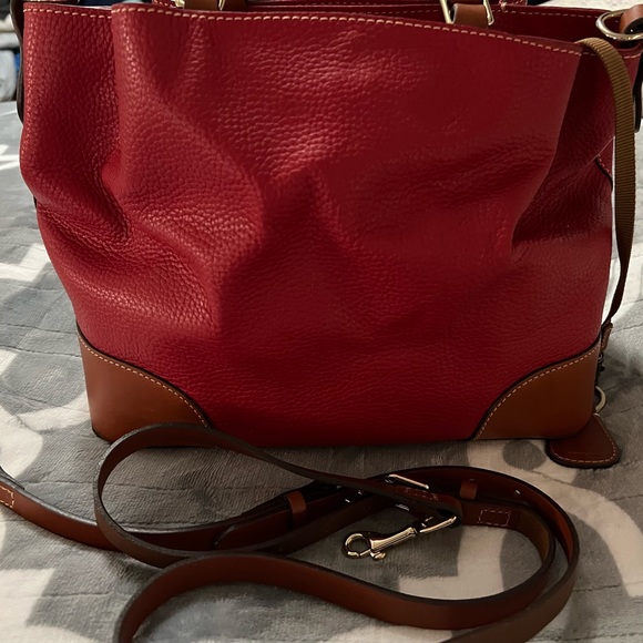 Dooney & Bourke in red, textured shoulder bag, cross body - Picture 2 of 3